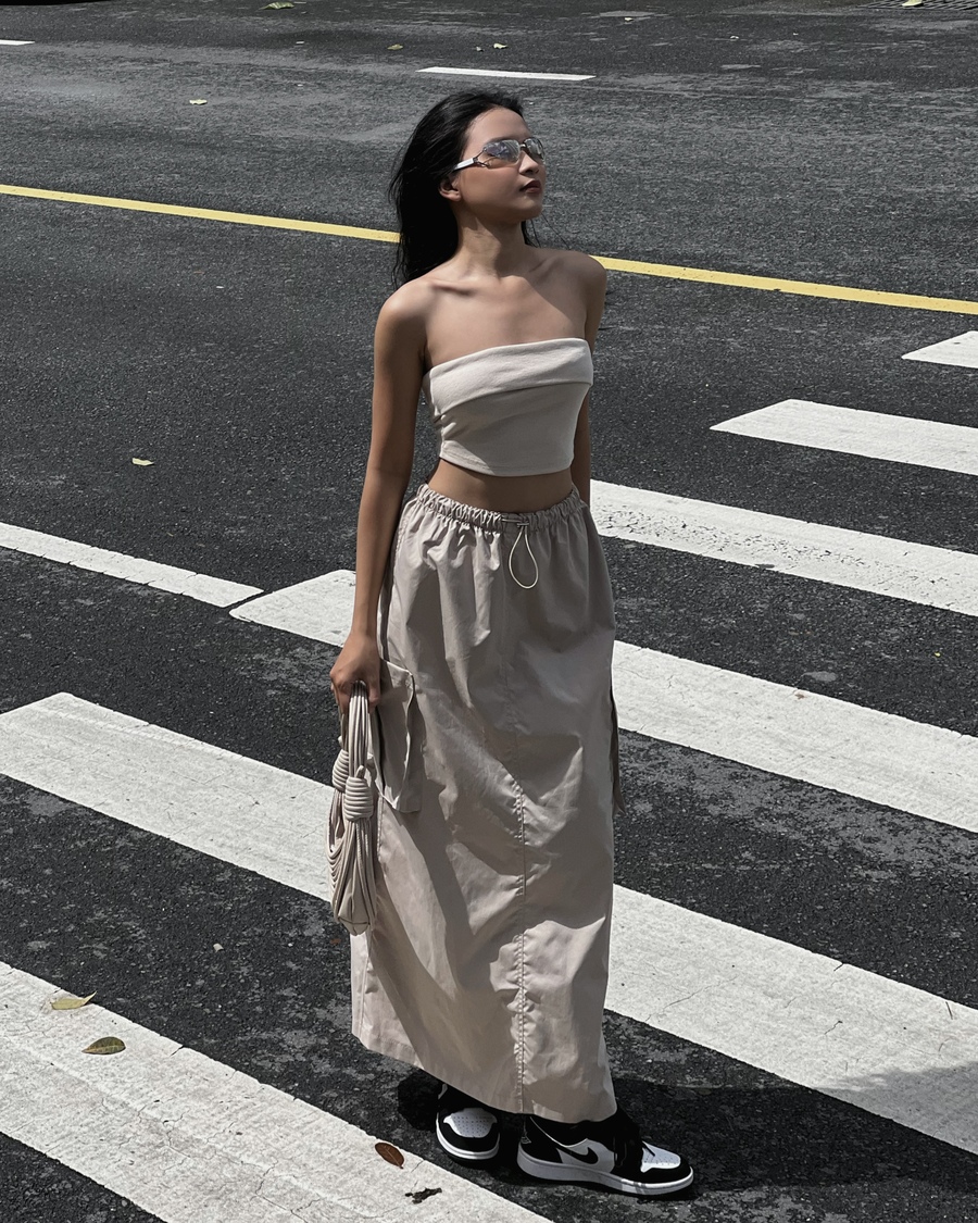 Chân váy dài vải dù có túi màu beige Cargo Skirt - The U label
