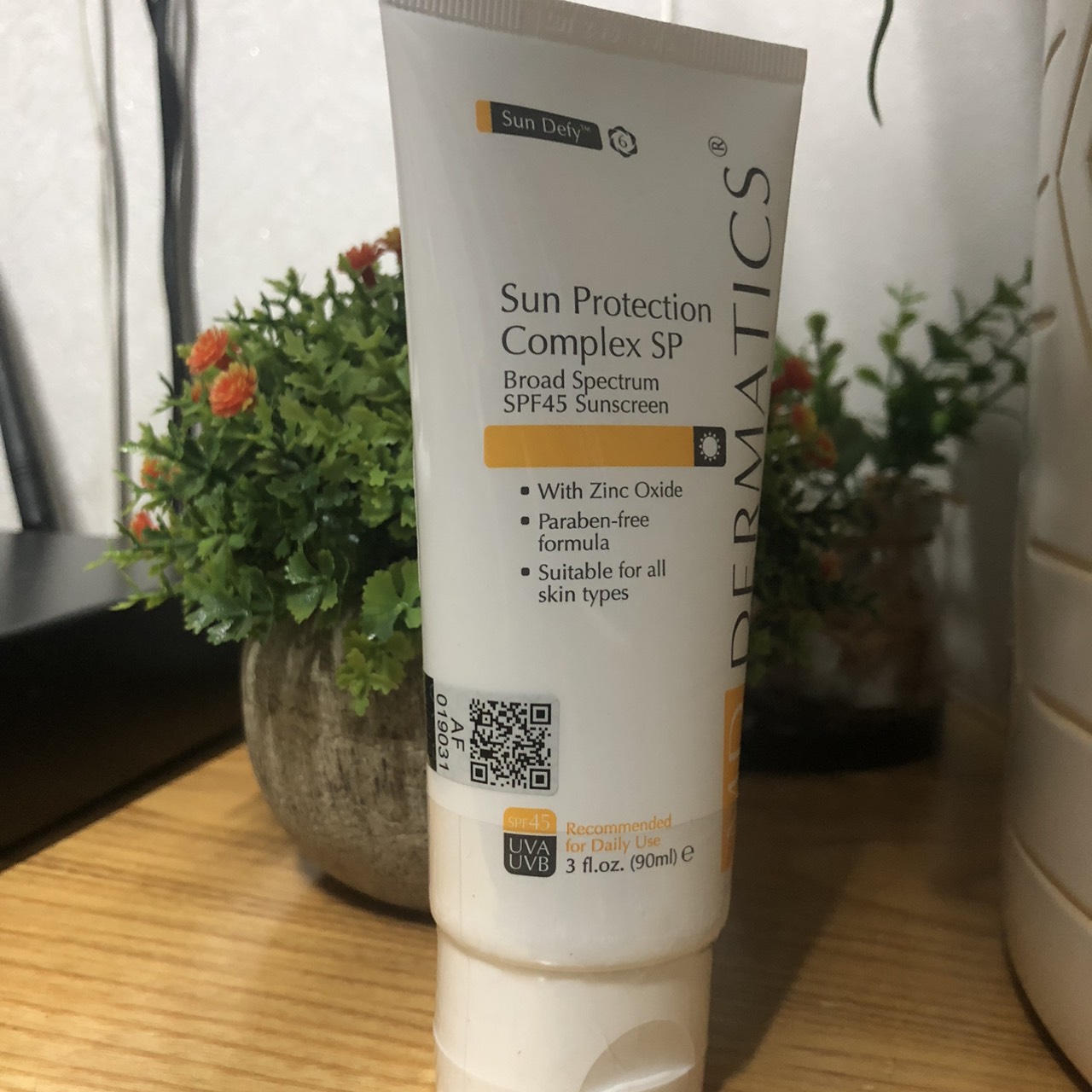Kem chống nắng Sun Protection Complex cao cấp ngăn chặn các tia UV + Bảo vệ da tuyệt vời dưới ánh mặt trời (90ml). Mỹ phẩm MD Dermatics chính hãng phân phối bởi MDD Vietnam - Hsd mới 2026. Cam kết đổi trả sau 7 ngày