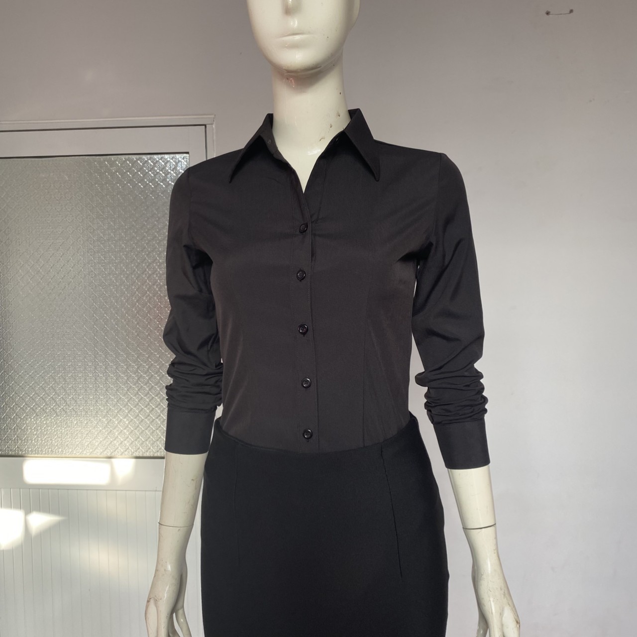 Sơ mi công sở màu đen tay dài vải kate ý form nhỏ