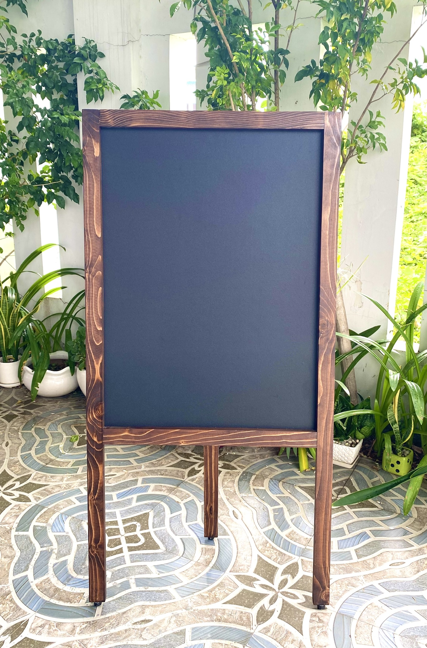 Bảng MENU viết phấn 1 mặt 3 chân gỗ gấp (TẶNG KÈM PHẤN MÀU + XỐP LAU BẢNG) - LUXI decor