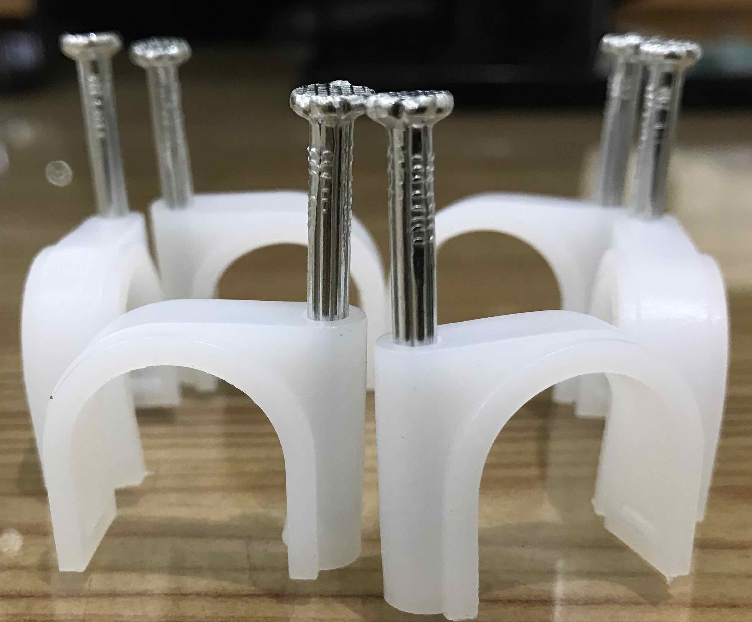 Móc ống nước, móc dây điện, móc nhựa có đinh đóng tường hưng thịnh size 42mm, gói nguyên 50 cái.