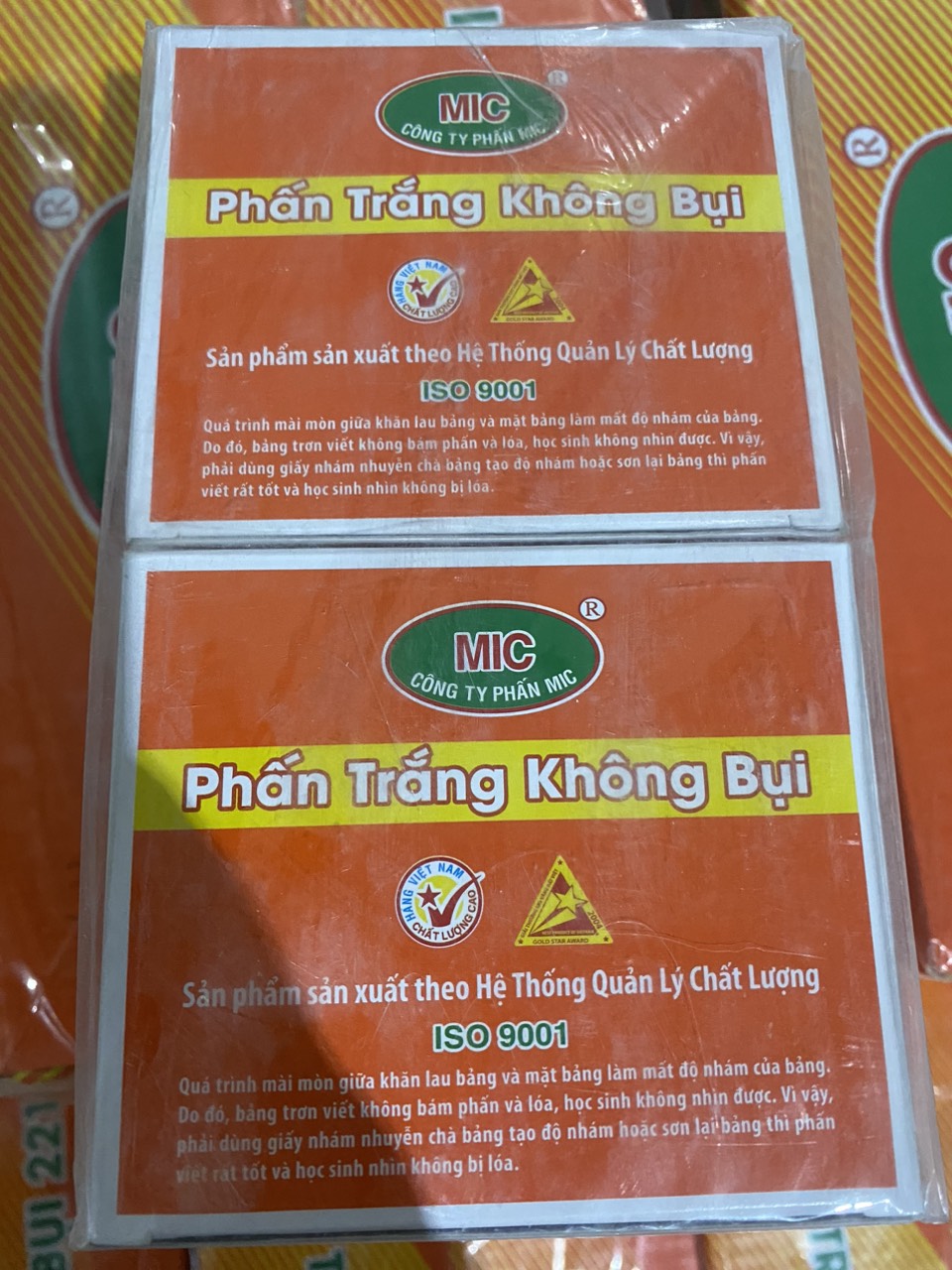 Phấn Mic Hộp 100 viên trắng không bụi Và Bút Kẹp Phấn