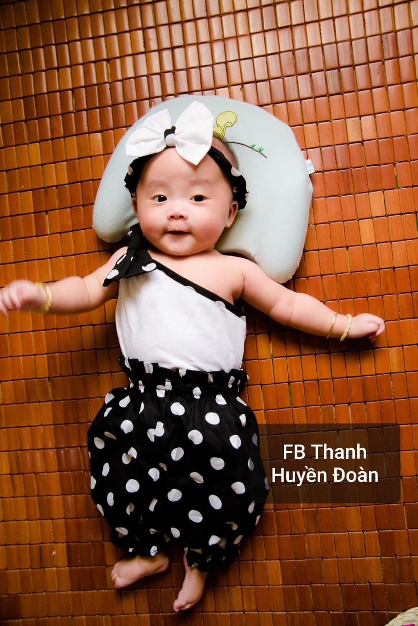 Đồ bộ bé gái lệch vai họa tiết chấm bi