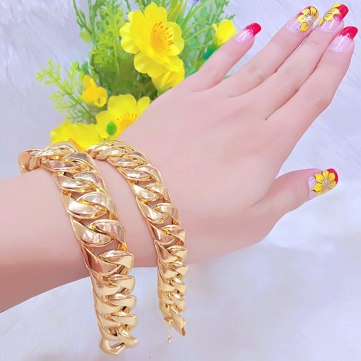 Lắc tay nam mạ vàng 18K: Lắc tay nam mạ vàng 18k sẽ đem đến cho bạn sự tinh tế và quý phái. Với thiết kế độc đáo và chất liệu cao cấp, món trang sức này sẽ giúp bạn nổi bật trong những dịp quan trọng và đặc biệt.