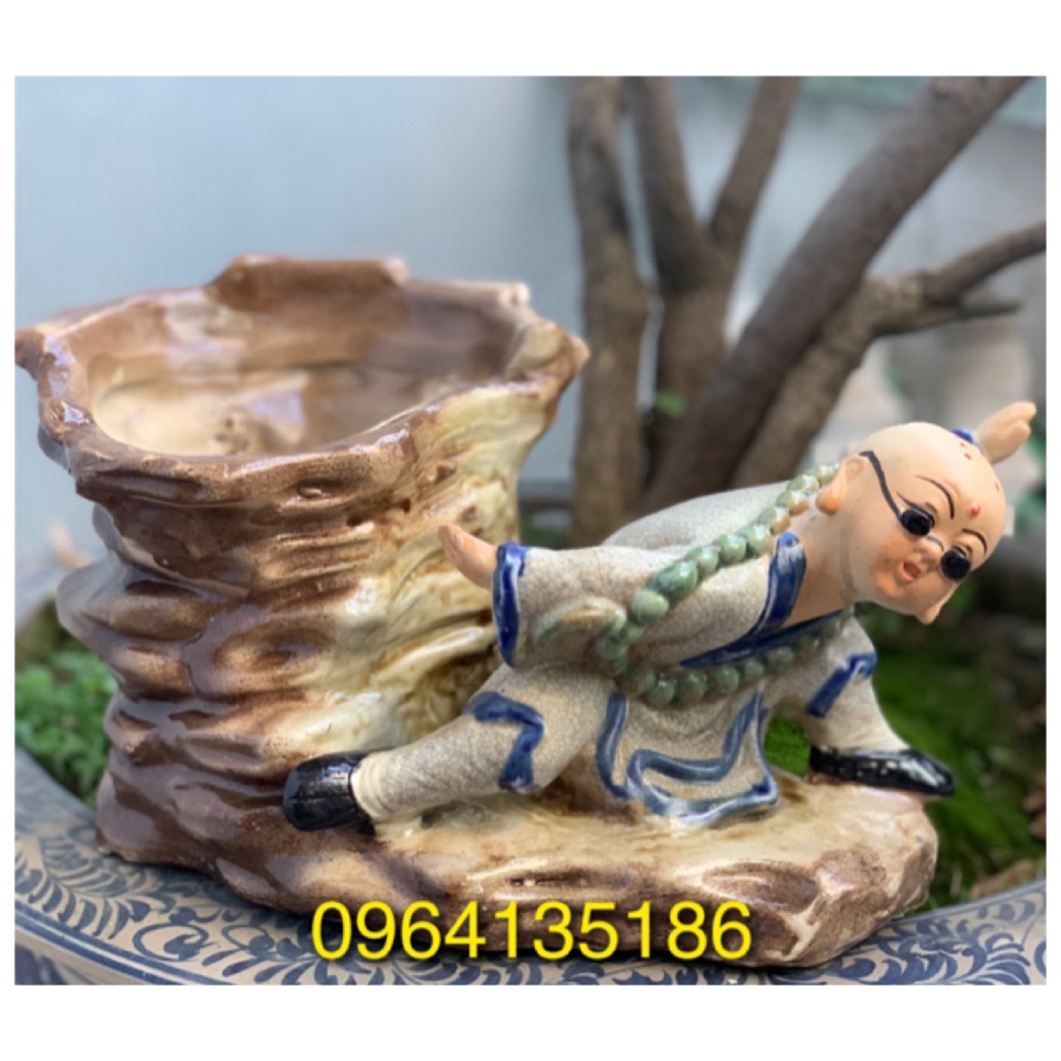 Tượng chú tiểu tập võ bên chậu cây gốm sứ Bát Tràng