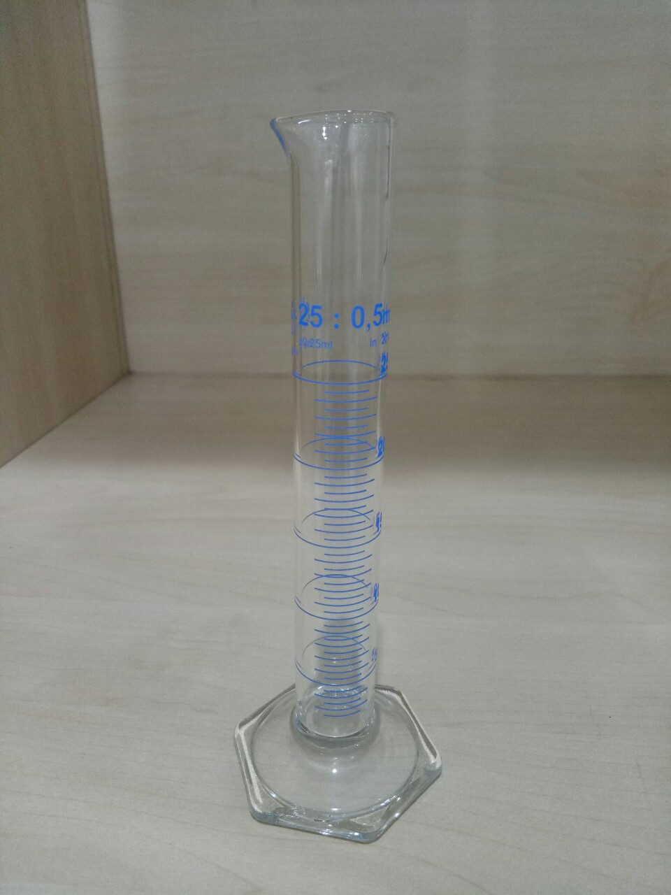 Ống đong thủy tinh vạch xanh 25ml SIMAX