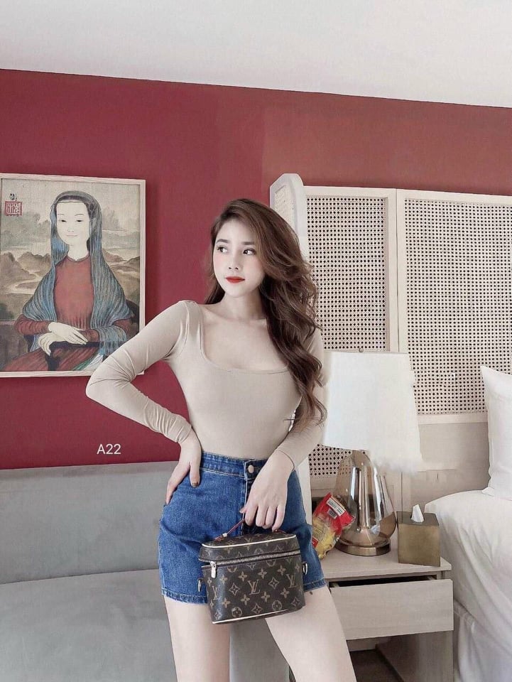 Áo thun lụa cổ vuông dễ thương