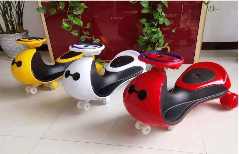 Xe lắc ba màu bắt mắt dành cho bé có nhạc và đèn