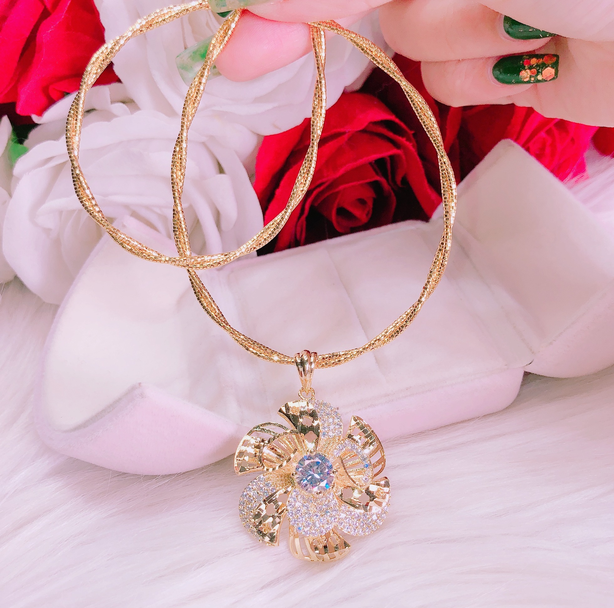 [HCM]Vòng cổ mạ vàng 18k kiềng cổ dẻo mặt hoa đính đá pha lê xinh đẹp sáng lấp lánh sang trọng thiết kế tinh tế quy phái Trang sức Gami KVCM039 - đeo làm công sở cực sang chảnh và quý phái