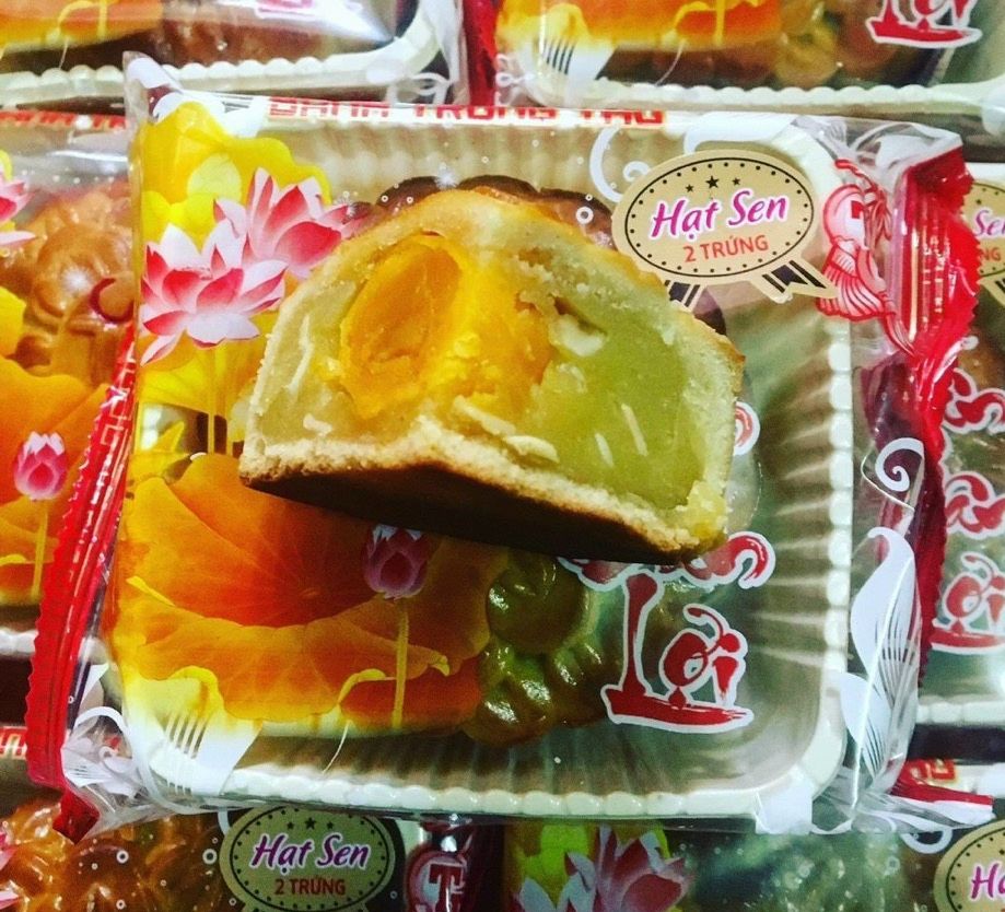 Bánh trung thu nhân hạt sen tân dân lợi