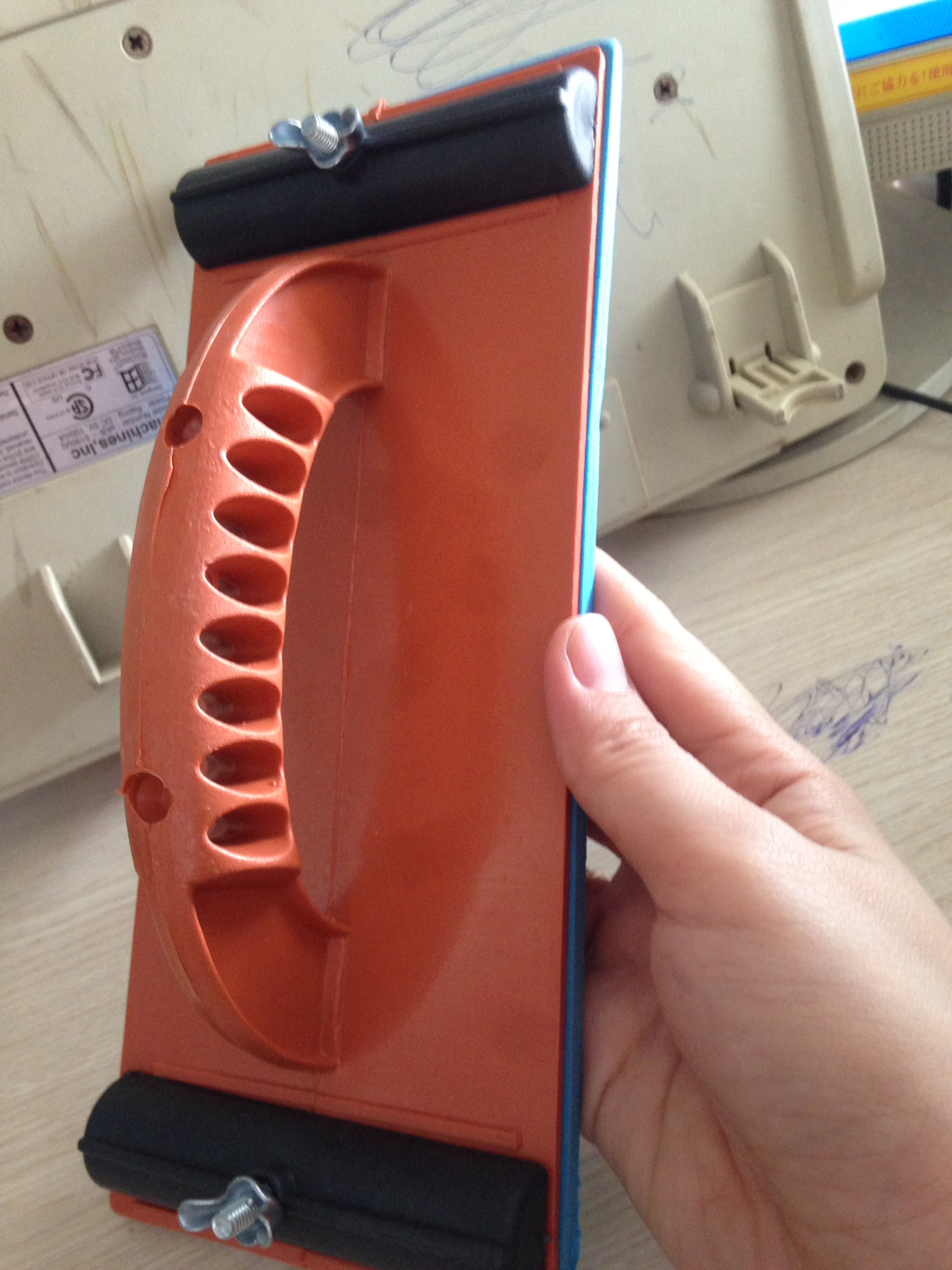 BÀN CHÀ NHÁM CÁN NHỰA