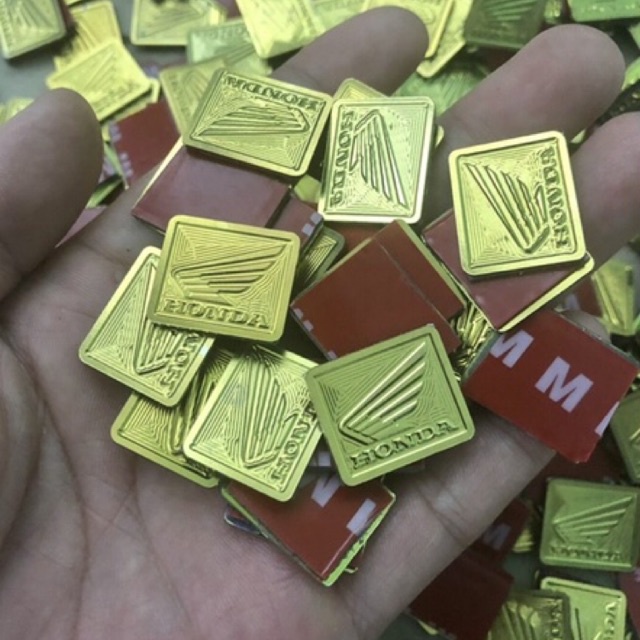 Tem titan logo Honda cánh chim màu vàng miếng