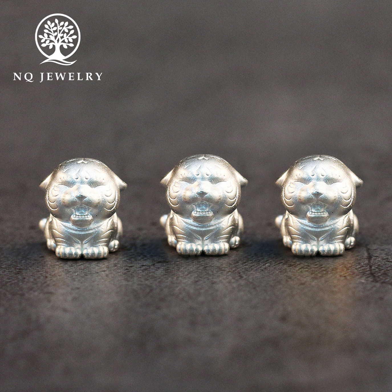 Charm hổ xỏ ngang bạc thái - NQ Jewelry