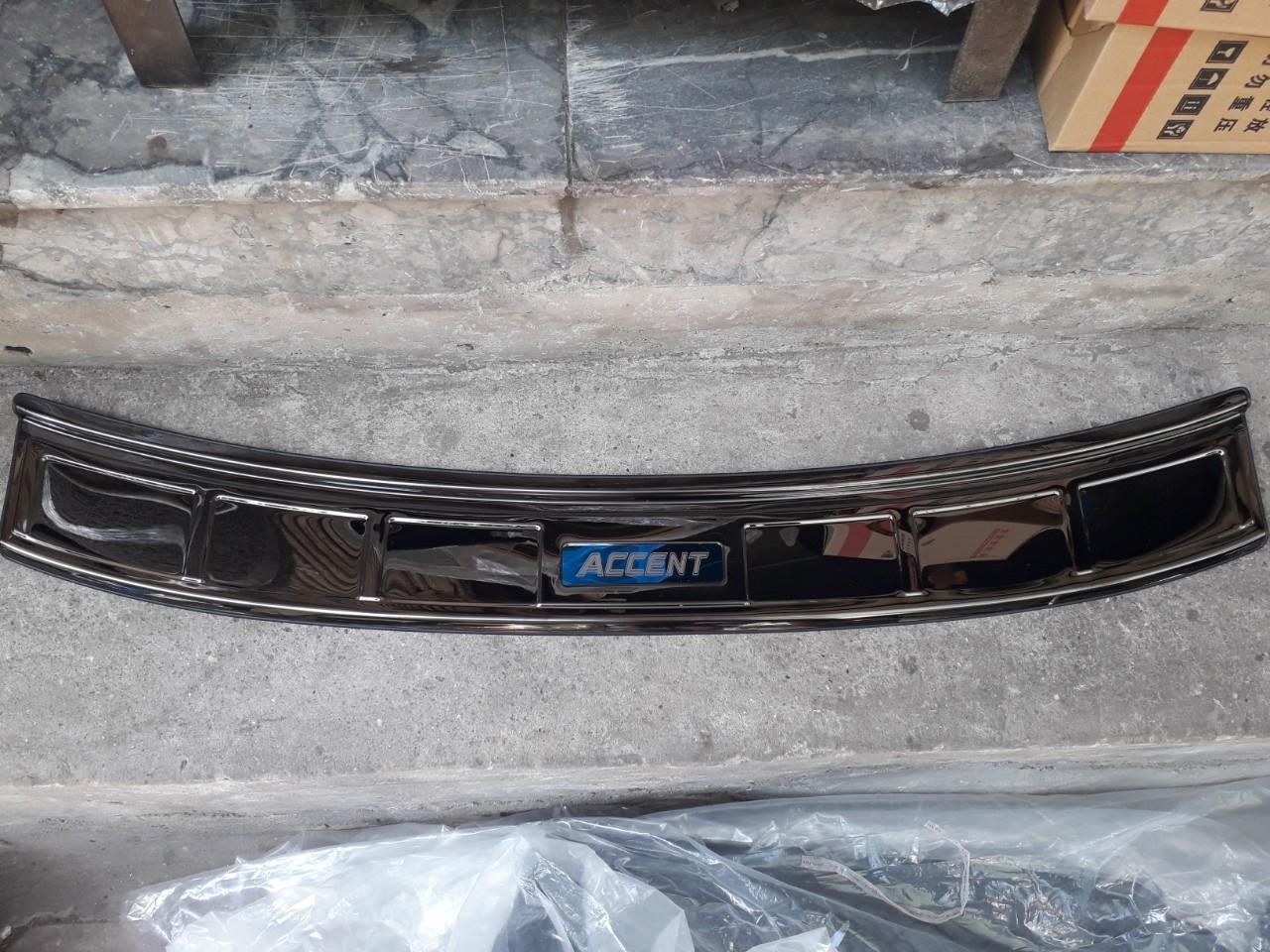 Chống trầy cốp ngoài titan xe Hyundai Accent 2018