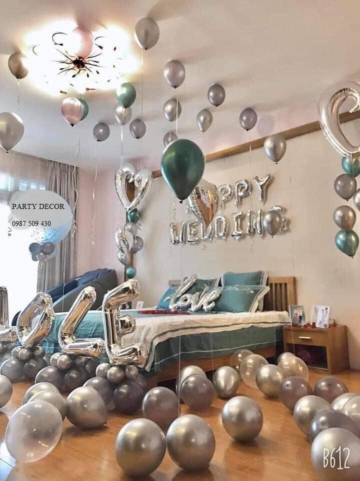 Set trang trí phòng cưới bằng bóng siêu nhũ mạ crom mix xanh lá và bạc sang trọng