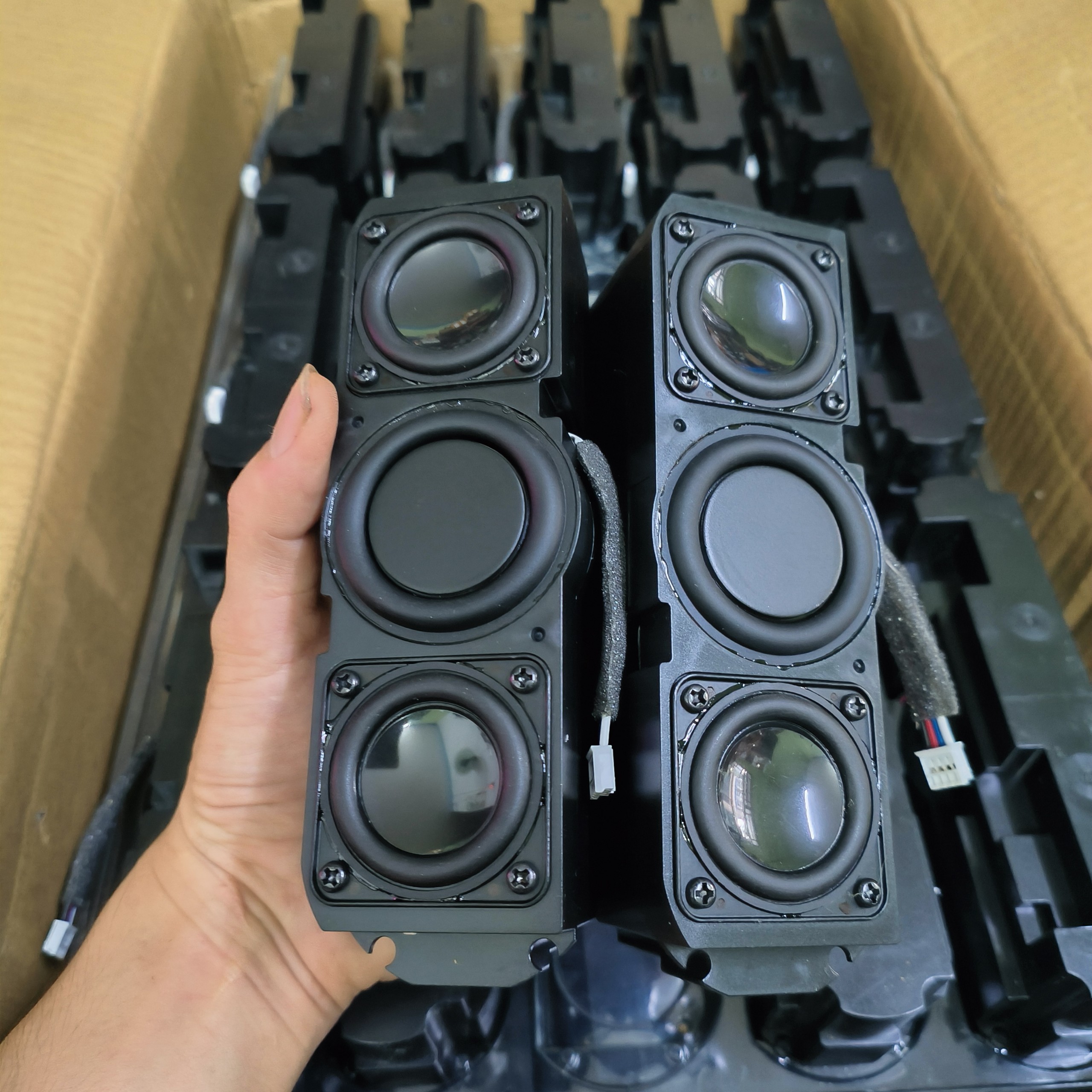 Cụm Loa toàn dải gồm 2 loa toàn dải NEO PRIME 4ohm 7w + 7w và 1 cộng hưởng, có sẵn thùng loa như hình, Có bán cả mạch loa và pin Chế loa nghe nhạc Bluetooth - limo