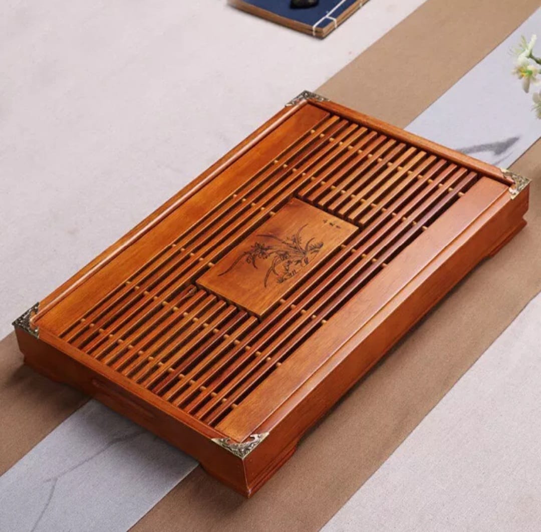 Khay gỗ đựng bộ ấm trà cao cấp có chỗ thoát nước vệ sinh dễ dàng.