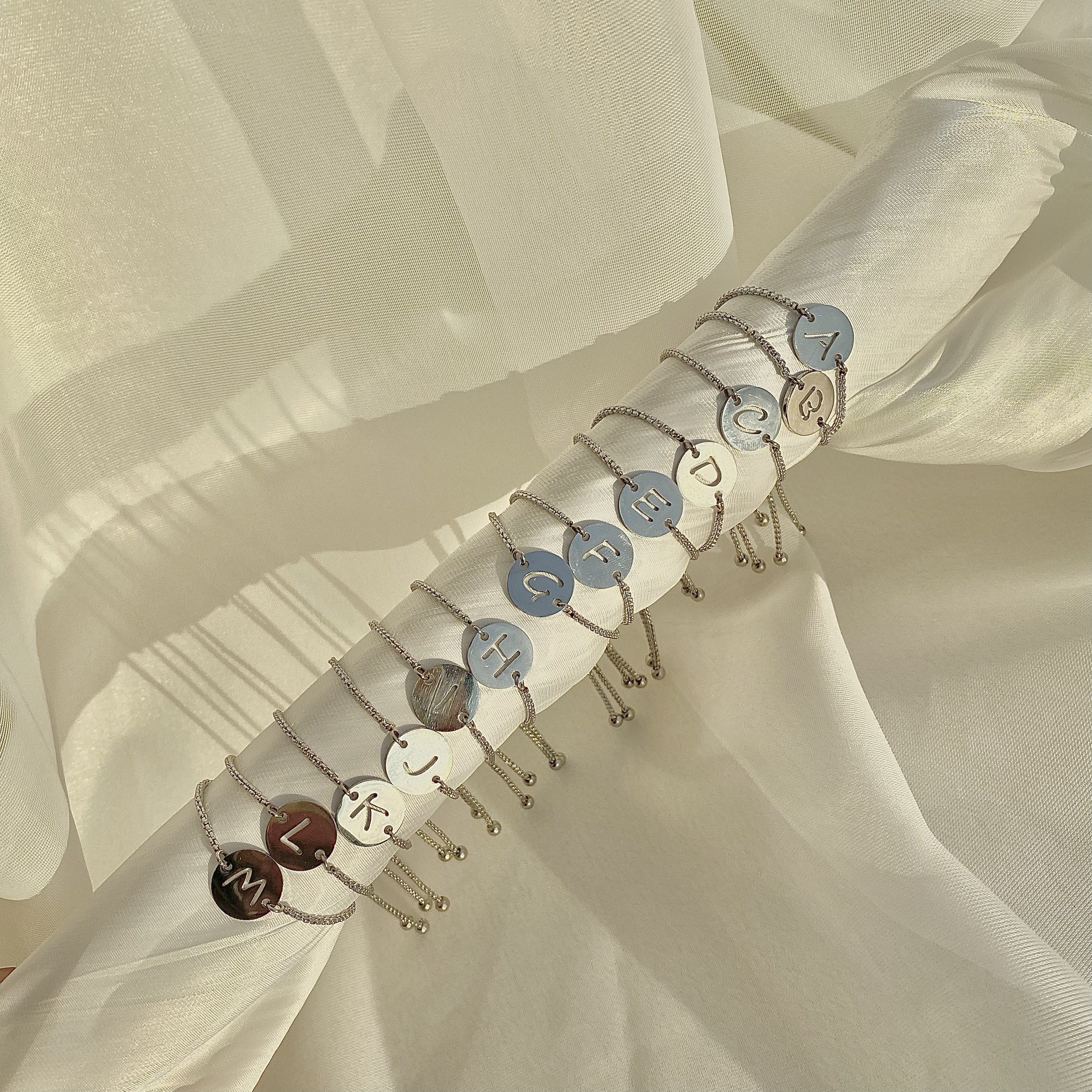 Vòng tay basic mặt chữ B31 Choker Club