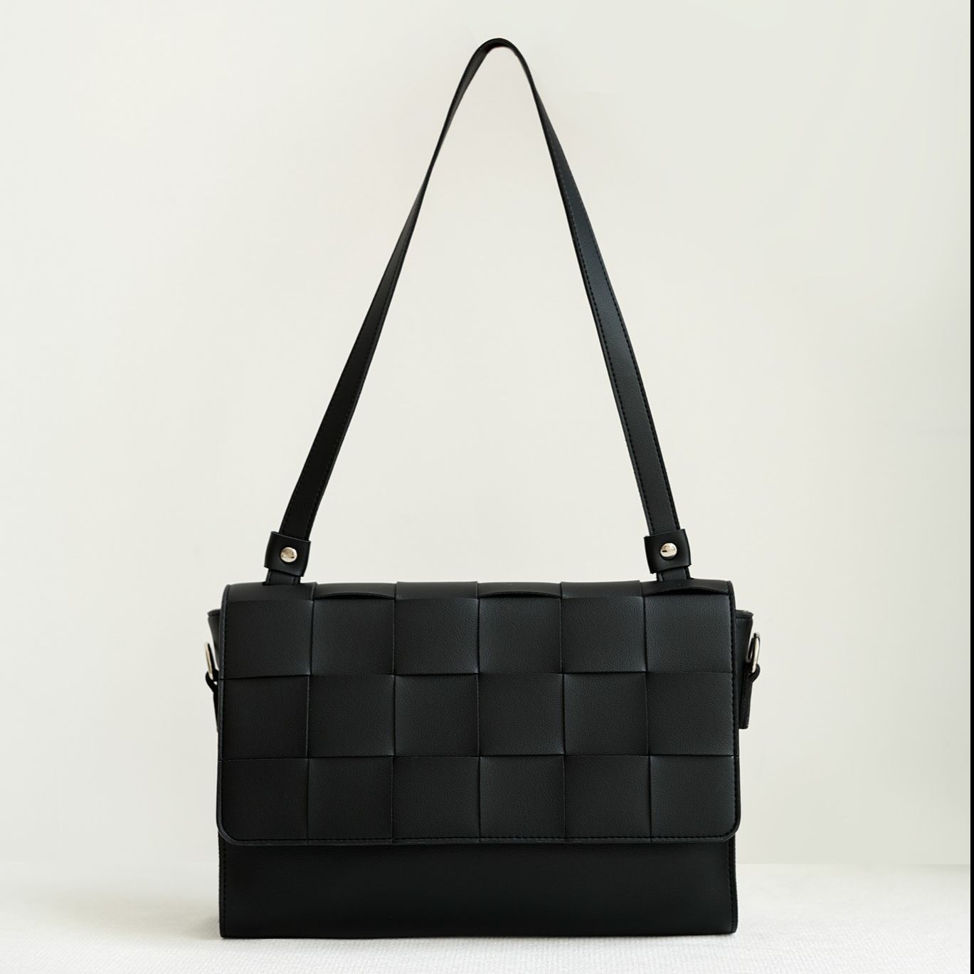 Olv - túi black woven shoulder bag