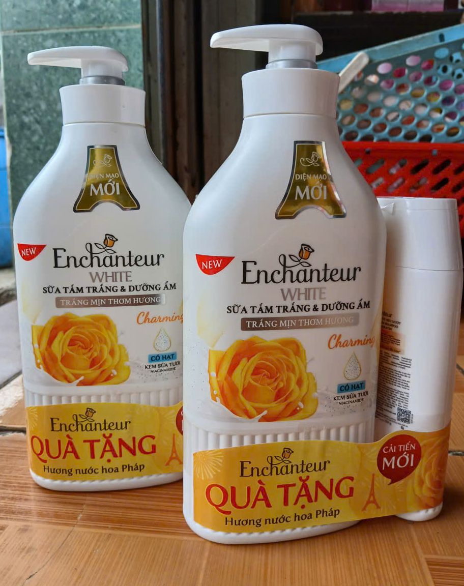 Sữa Tắm Trắng da Và Dưỡng Ẩm Có Hạt Charming Enchanteur 650g ( mẫu mới) có tặng dầu gội