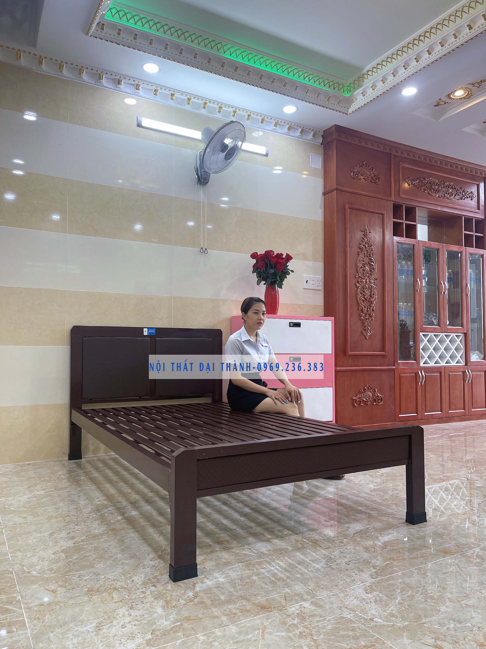 Giường sắt hộp nâu giả gỗ kích thước 1m2 x dài 2m