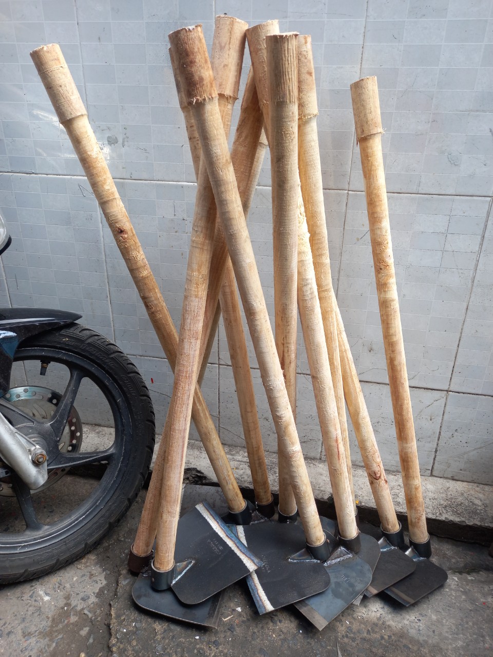 Cuốc làm vườn cán bằng gỗ