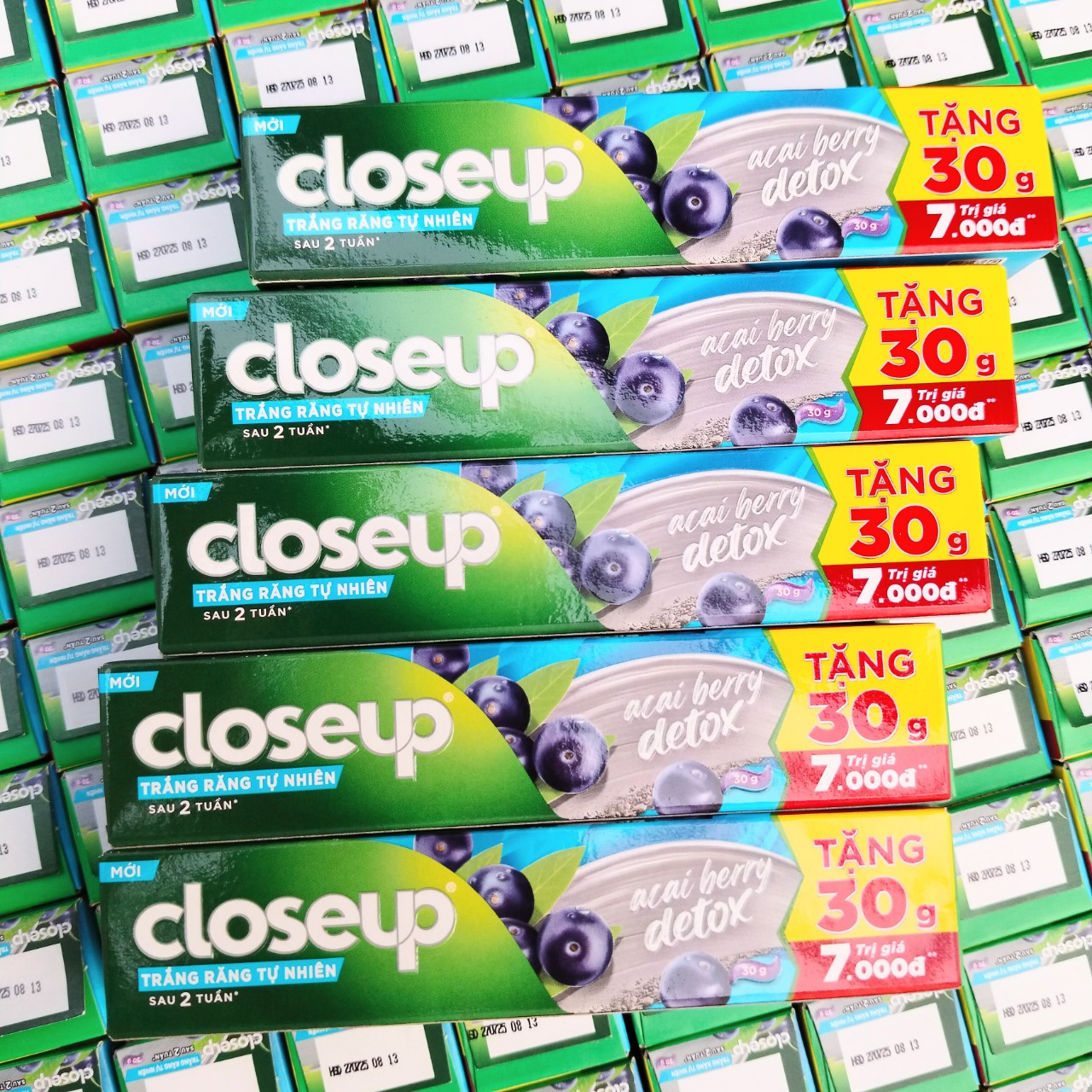Combo 10 tuýp kem đánh răng Closeup Acai Berry 30g ngừa sâu răng, trắng răng chắc khỏe