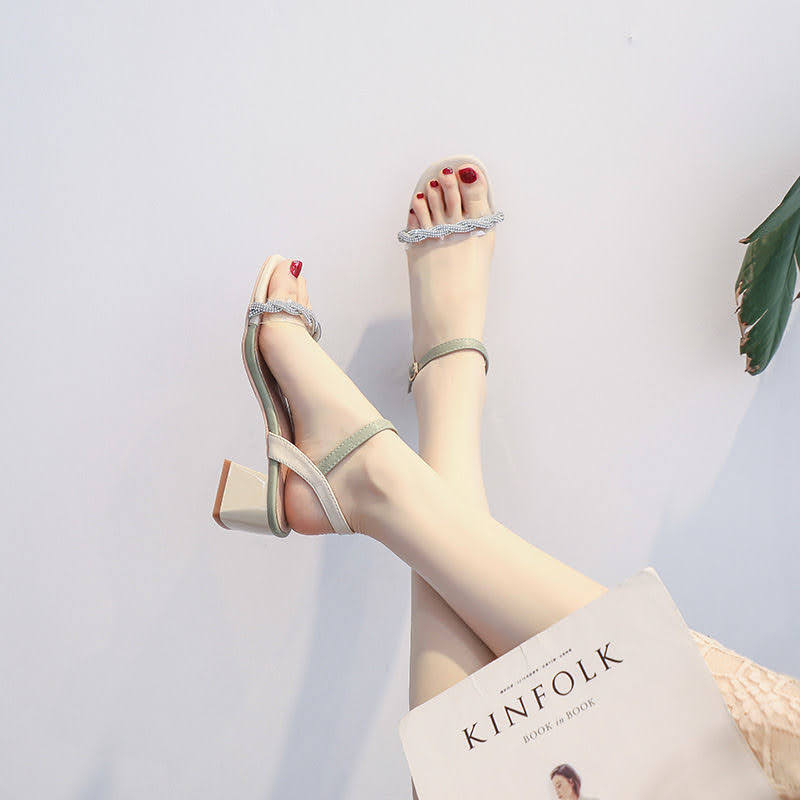 Giày gót vuông đế 7cm, quai trong đính cườm đơn giản