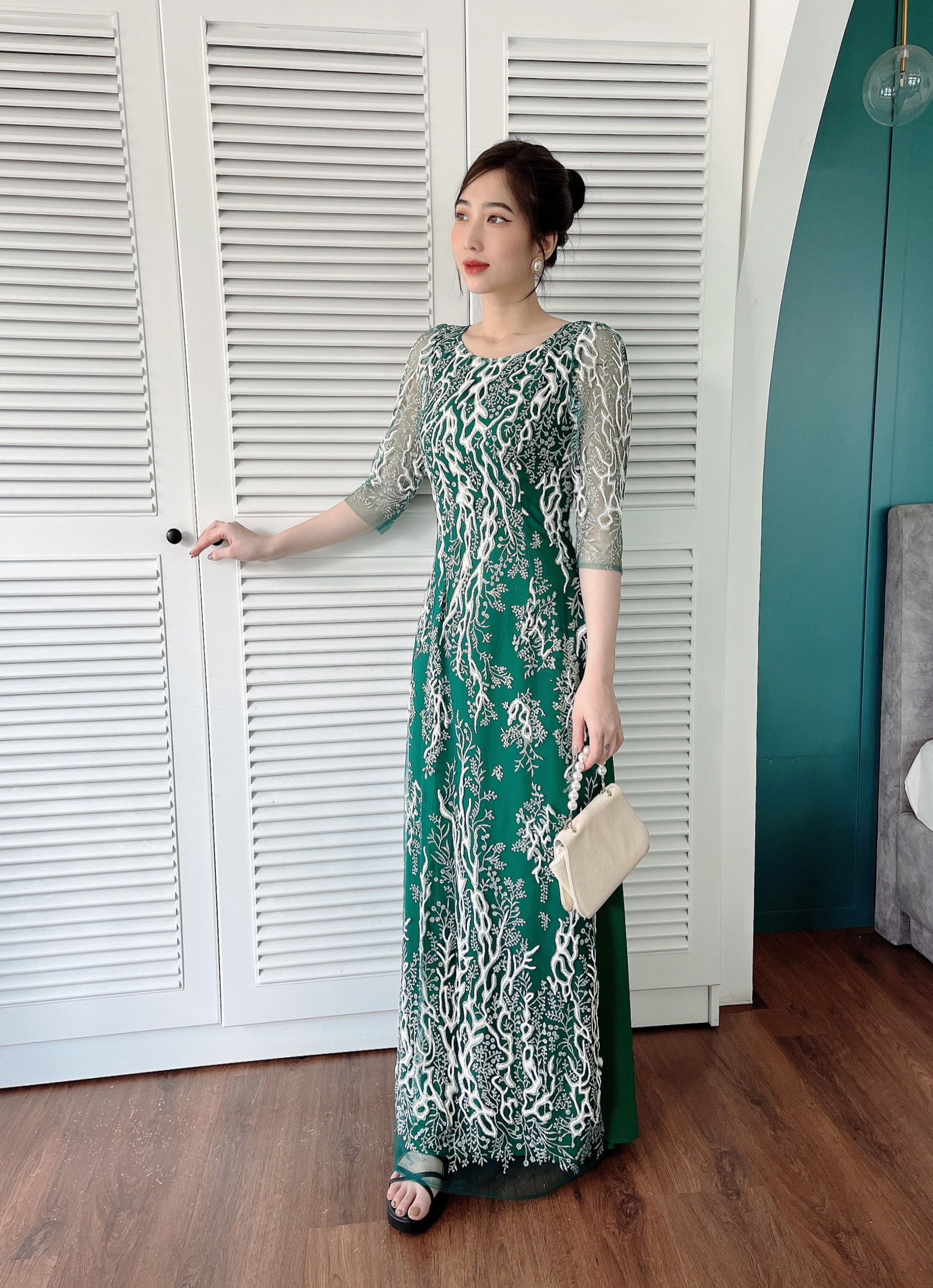 Đầm dạ hội nữ sang trọng dự tiệc , ngồi sui