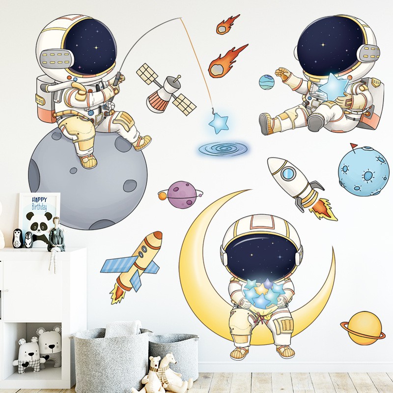 Decal dán tường bé khám phá vũ trụ mẫu đẹp
