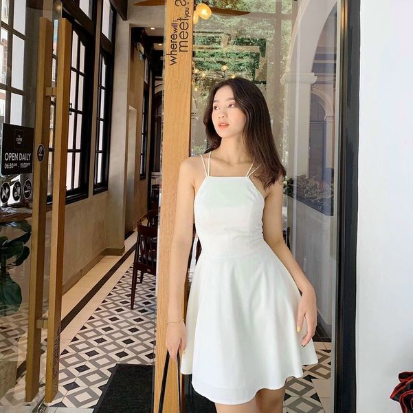 đầm hai dây cổ yếm cột nơ hở lưng kèm dây thắt eo xinh xắn