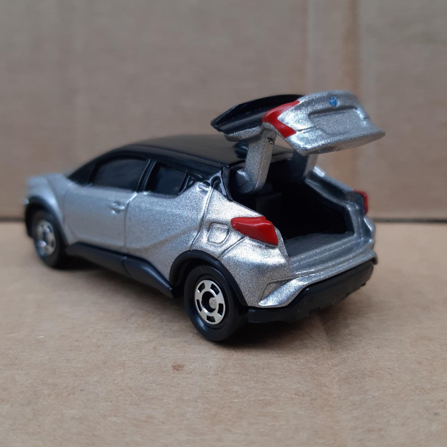 Xe mô hình Tomica - Xe Toyota C-HR màu bạc mở được cốp sau