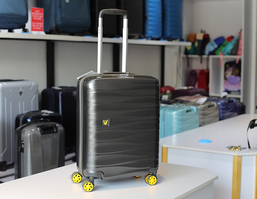 Vali du lịch Roncato Stellar 20 inch, nhựa ABS chống va đập, khóa mã số TSA tiêu chuẩn quốc tế, bánh xe kép xoay 360 độ