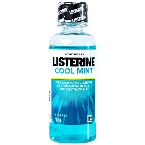 Nước súc miệng Listerine Cool Mint hỗ trợ loại bỏ mảng bám và vi khuẩn
