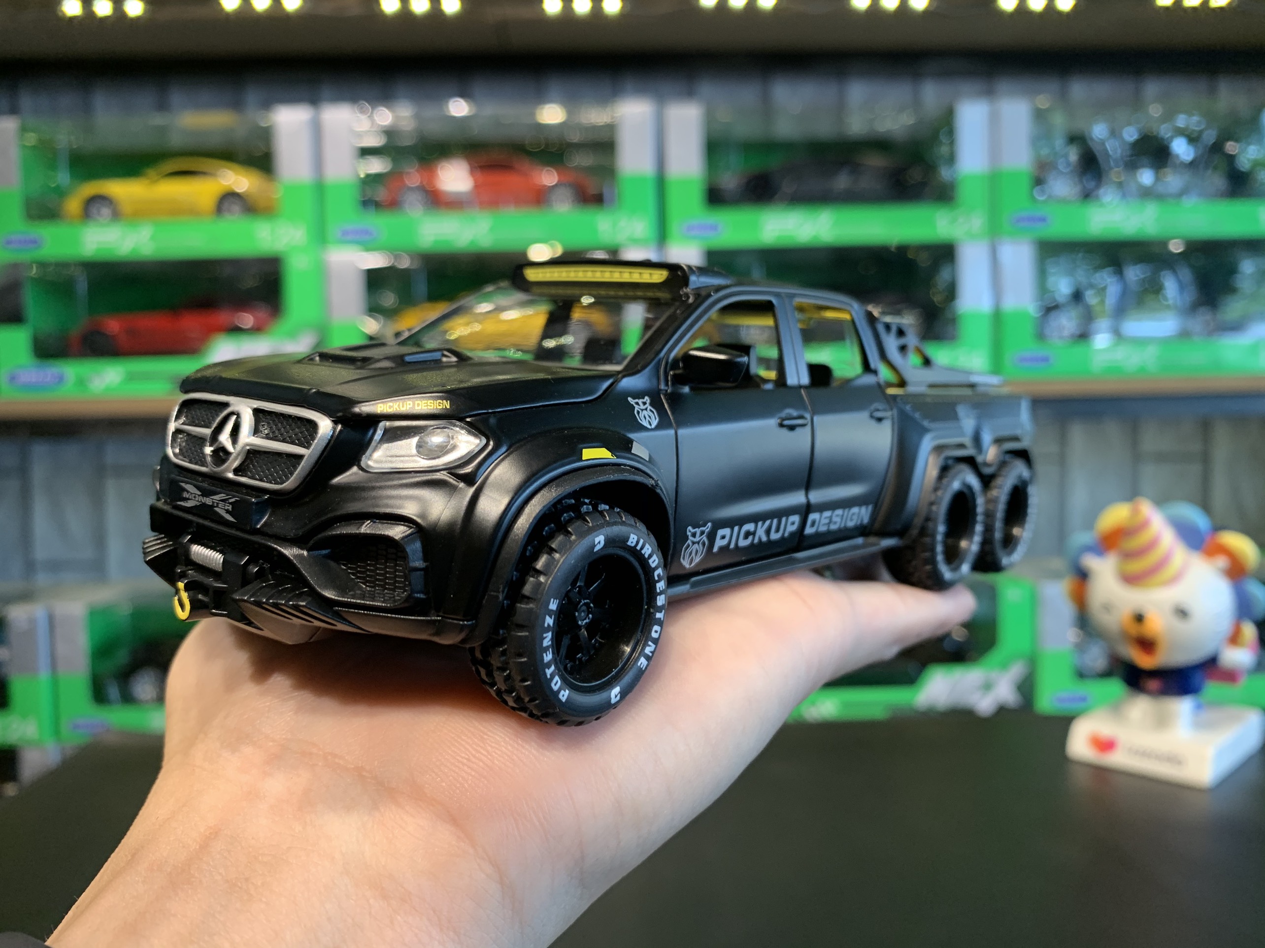 Xe mô hình Mercedes-Benz X-CLASS Exy Monster 6X6 tỉ lệ 1:28