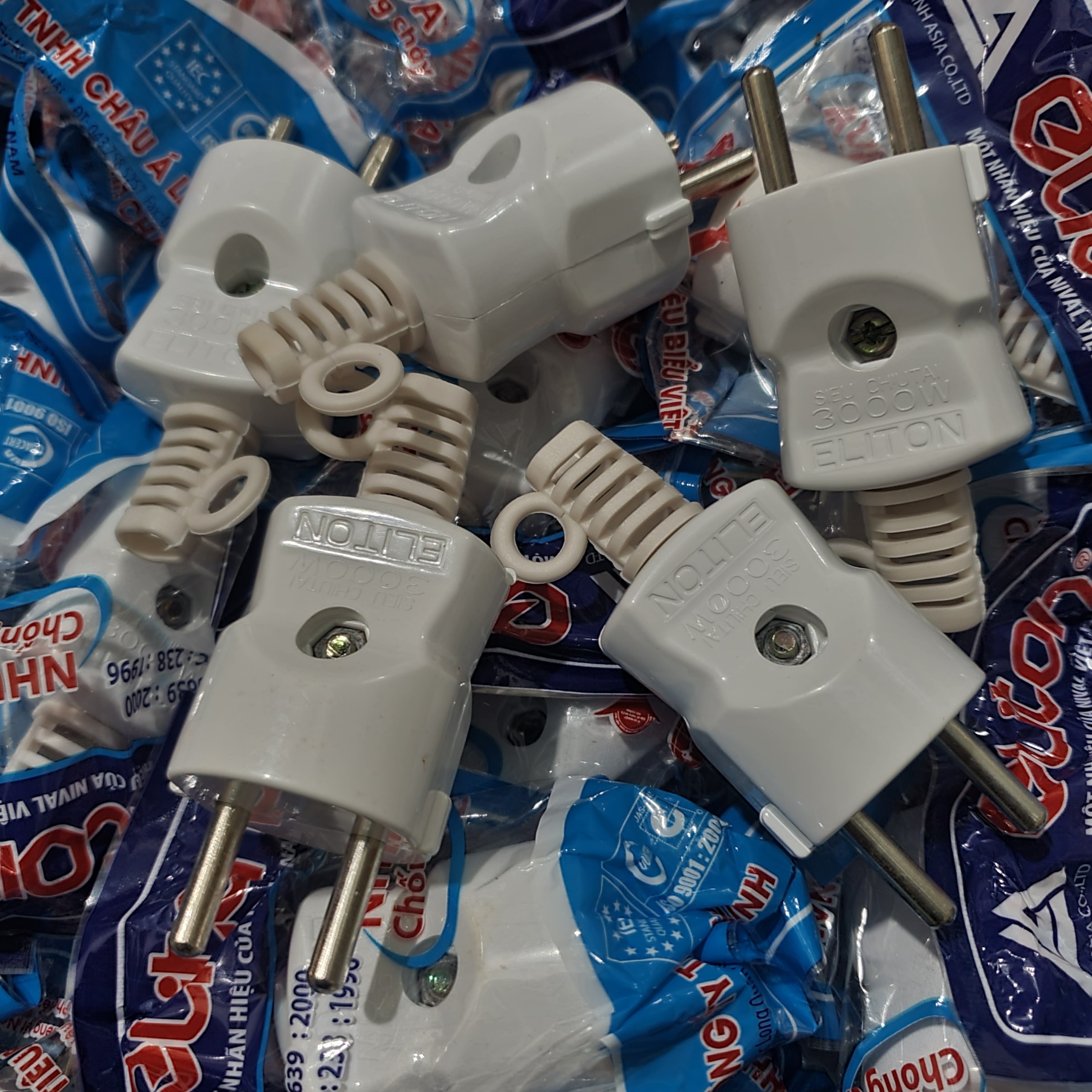 Phích cắm 2 lớp chịu tải Eliton 3000W, phích cắm siêu chịu tải
