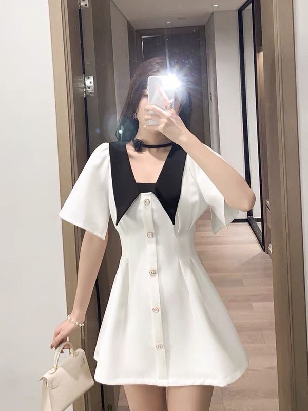 Đầm xòe có cổ đính nút nhẹ nhàng
