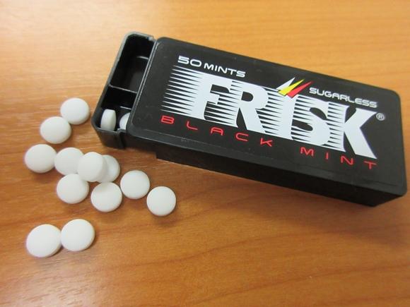 Kẹo ngậm bạc hà Frisk Black Mint - cùng dòng Frisk Neo