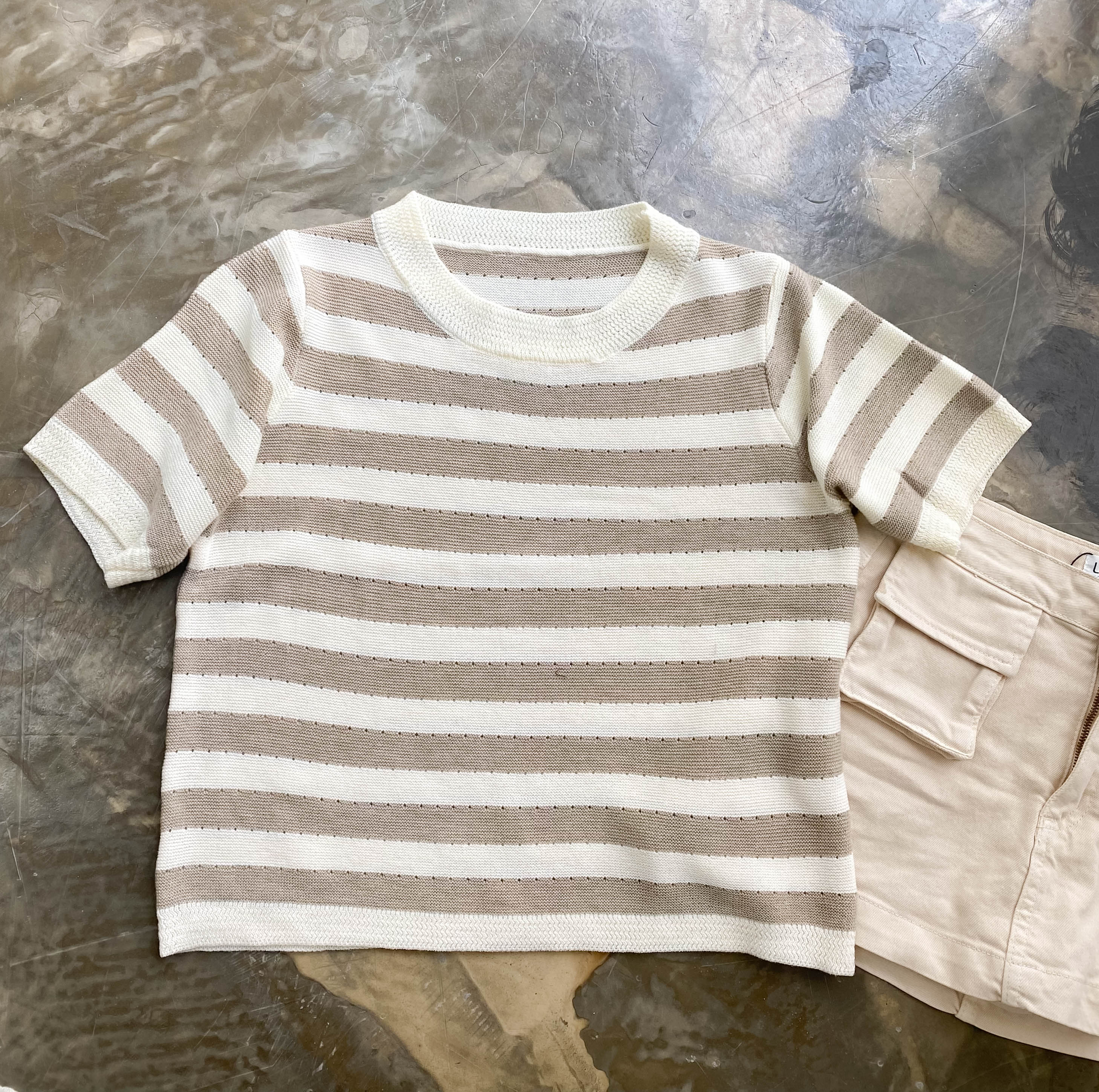 Áo len tay ngắn cổ tròn kẻ sọc màu nâu be lenclothing 950900