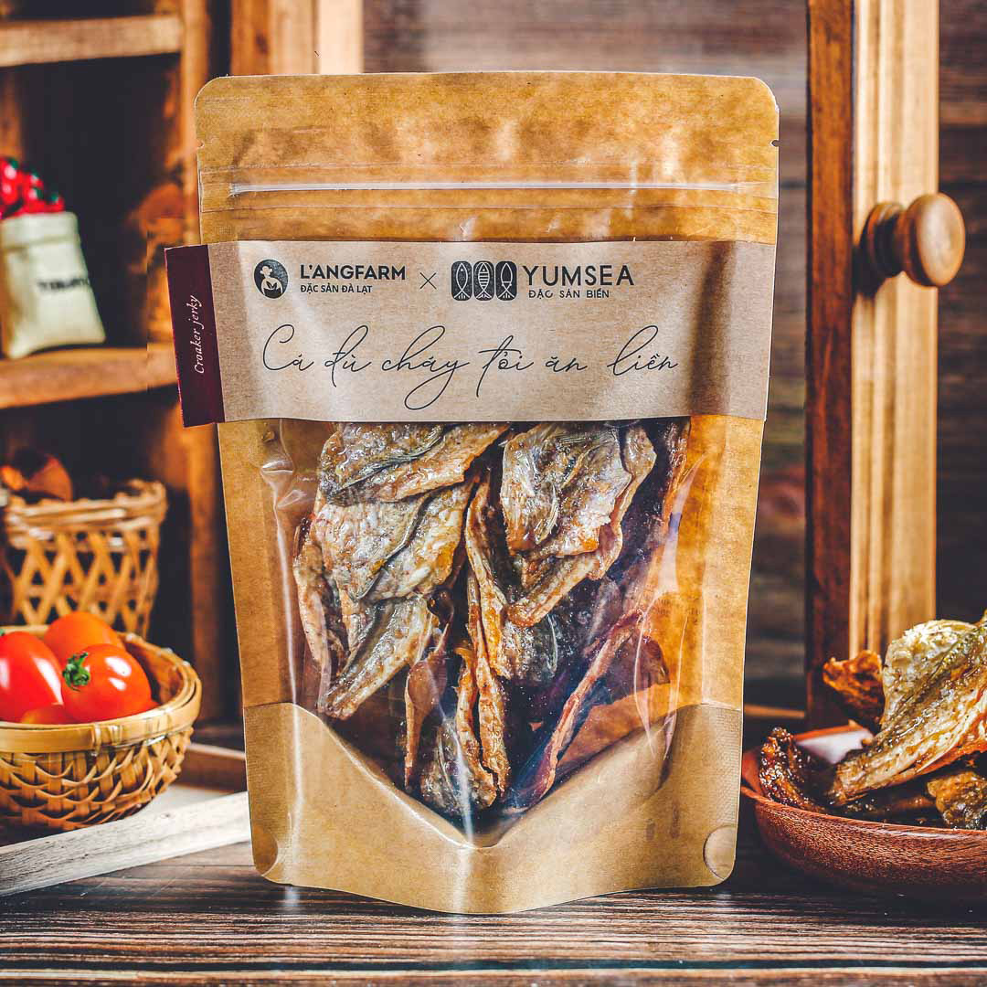 Cá đù cháy tỏi ăn liền Yumsea, 90g, bịch, mẫu kraft 1 mặt trong L'angfarm