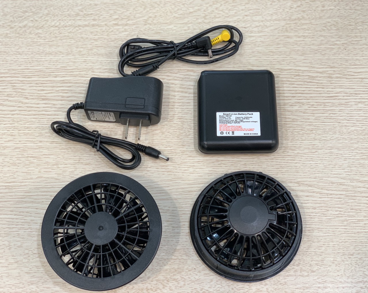 Bộ phụ kiện áo điều hoà quạt gió công nghệ nhật bản gôm: pin 6400mAh, 2 quạt gió, 1 dây kết nối, 1 sạc pin