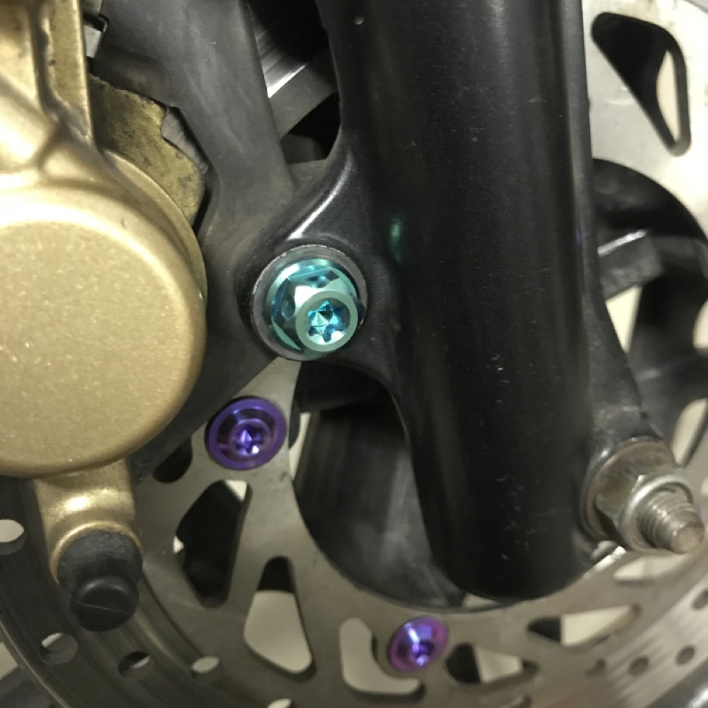 Ốc titan chuẩn GR5 8ly mẫu Salaza gắn bát heo dầu Honda và gác chân sau cho mọi loại xe honda yamaha exciter winner raider sonic satria