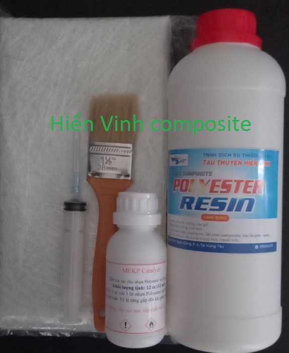 Combo gồm 1 kg keo composite (nhựa polyester) + 0,5 kg sợi thủy tinh + xúc tác + 1 xi lanh pha keo + 1 cọ tay + chất chống rít làm bóng bề mặt.