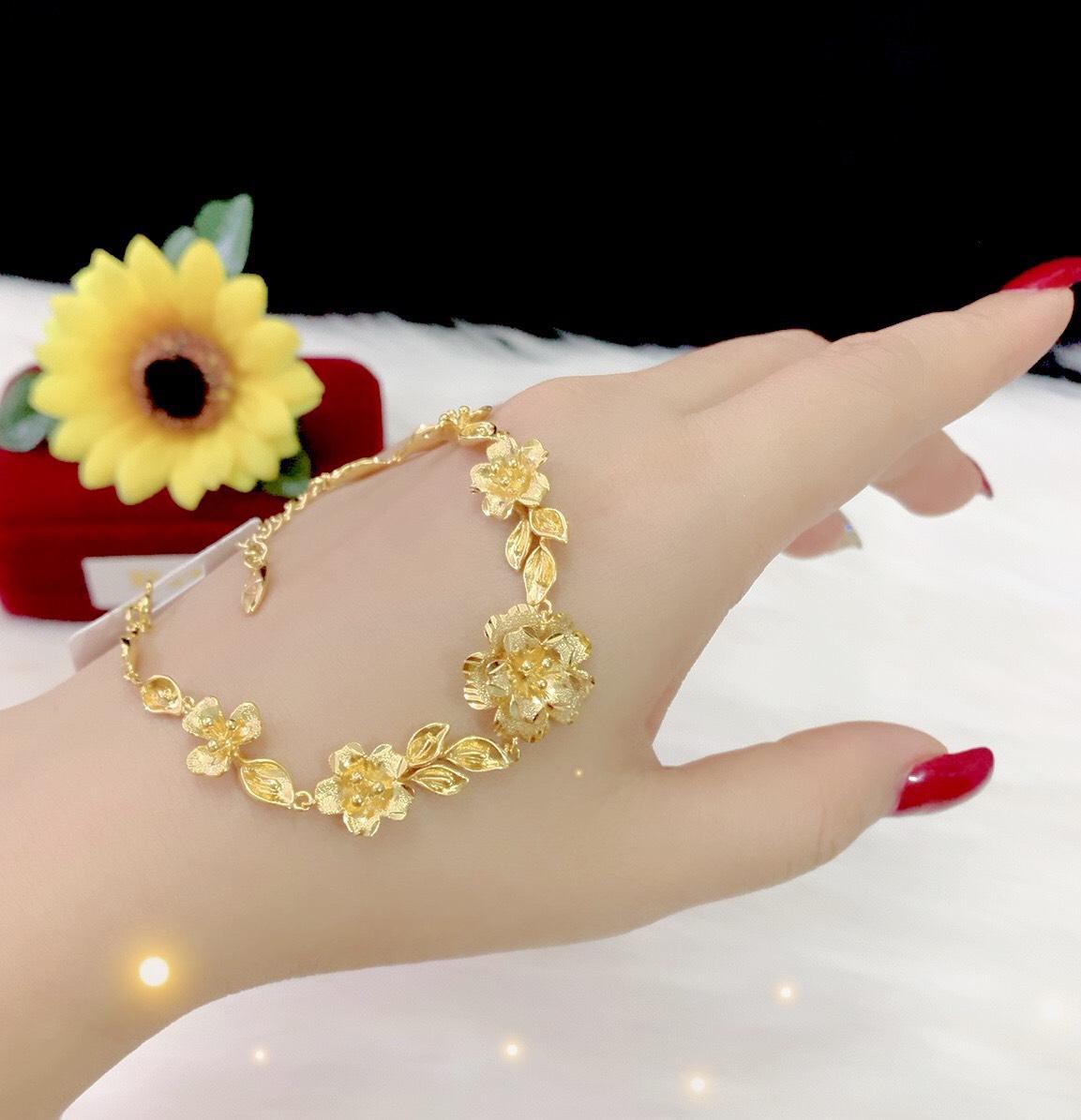 Kết hợp vẻ đẹp của vàng cùng với hoa mai tượng trưng cho tình yêu và sự may mắn, \