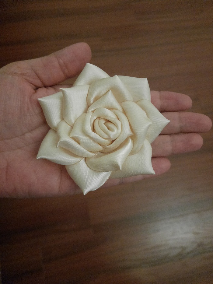 Bông hoa cài áo chất liệu gấm mềm mịn