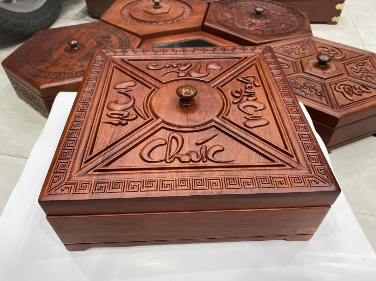 Khay Đựng Bánh Kẹo Ngày Tết bằng Gỗ Hương Chúc Mừng Năm Mới - hộp vuông - khay đựng mứt tết bằng gỗ