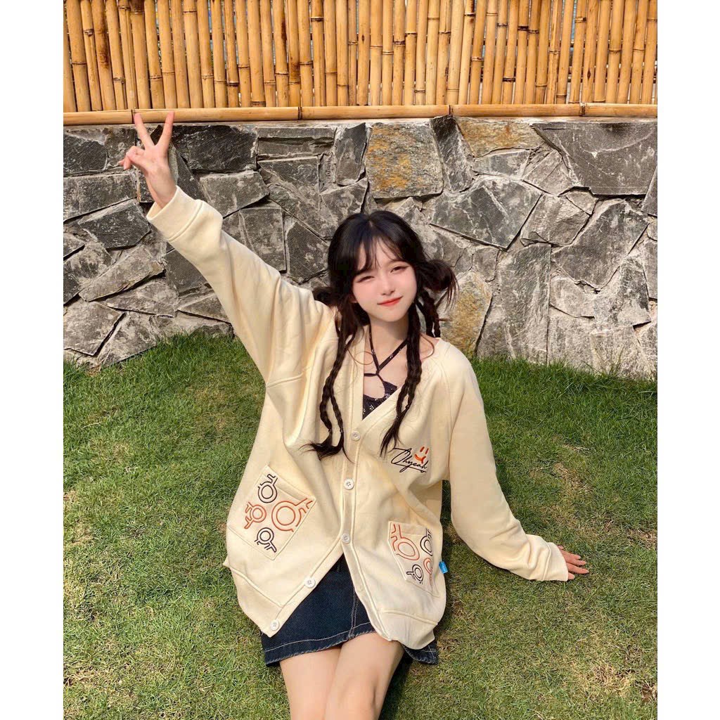 Áo Khoác Cardigan Nữ Kiểu Dang Bomber Cúc Gài, Cổ Trái Tim In Hình Dâu Tây Chữ Hàn Thời Trang Vải Nỉ Ngoại Cao Cấp Mẫu Hot Trend. TP