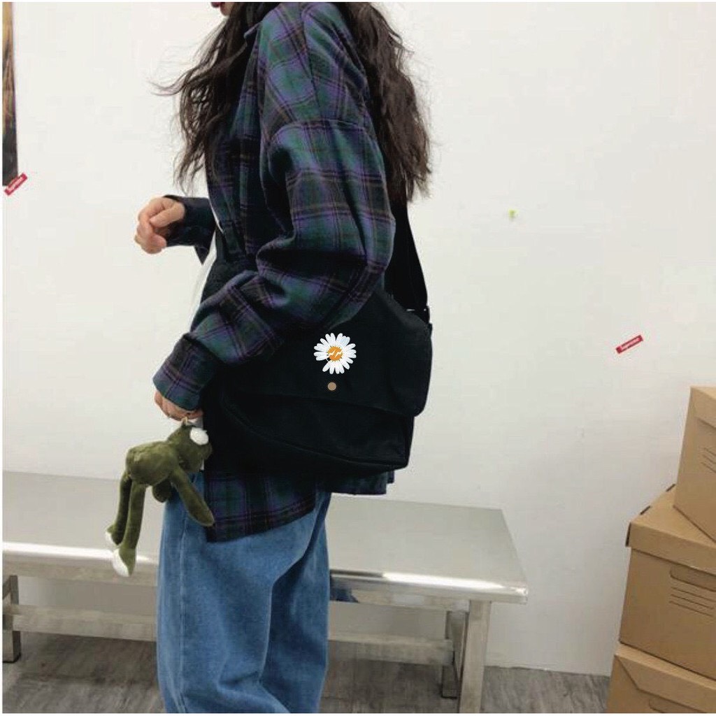 Túi đeo chéo, túi chéo chất vải Canvas dáng Unisexin hình hoa cúc họa mi, form túi đựng vừa sách vở khổ A4 rất tiện cho các bạn học sinh, sinh viên