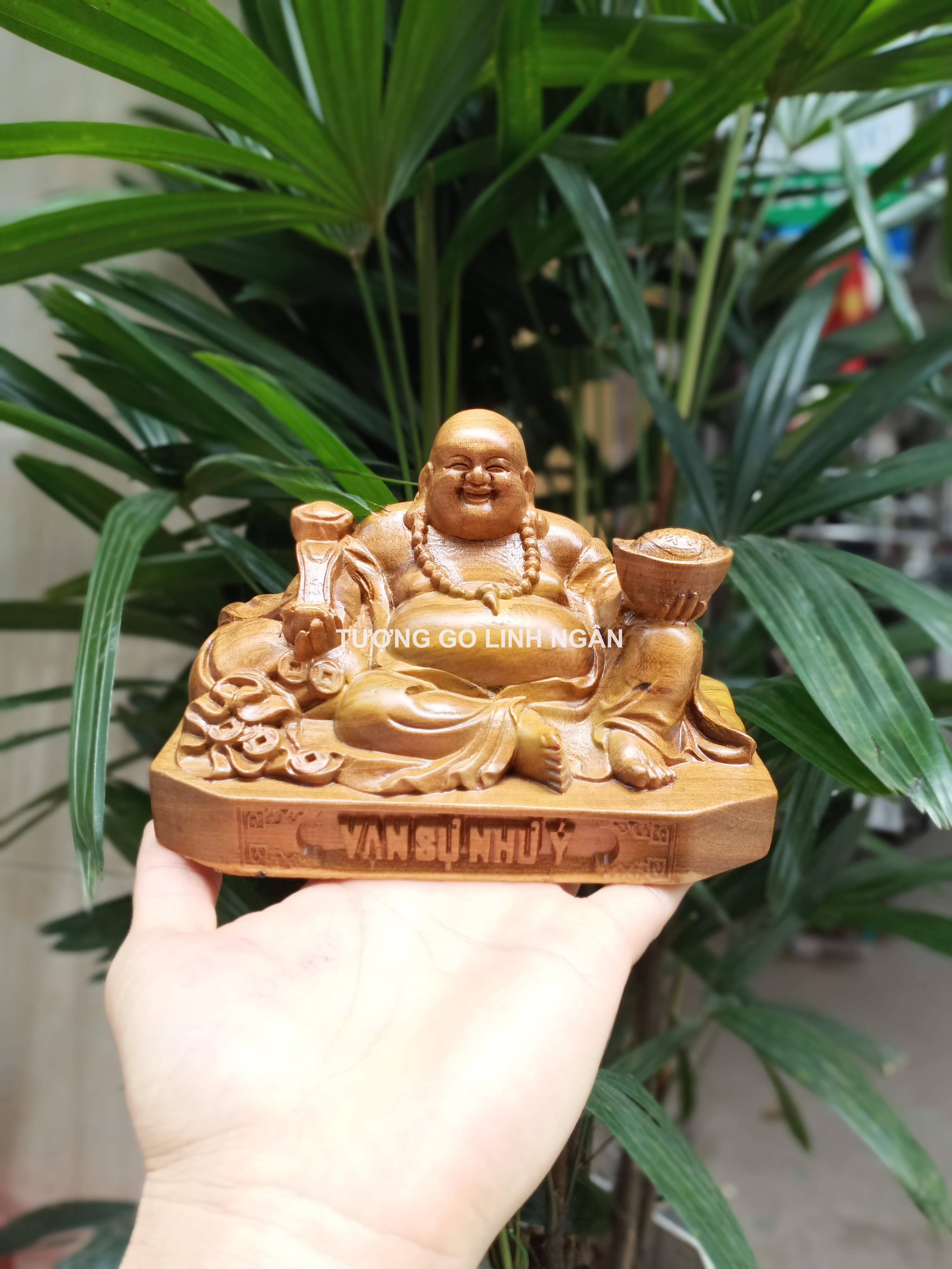 Tượng di lặc để xe ô tô gỗ bách xanh