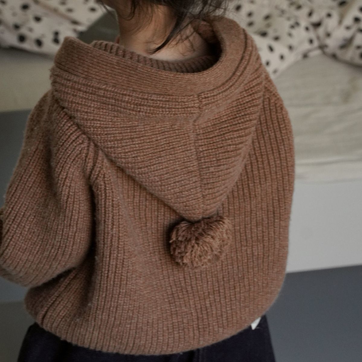 Ababy2022 áo cardigan len dệt kim có mũ kiểu xuân thu mũ bóng lông siêu dễ thương áo len bé trai bé gái áo dễ phối đồ